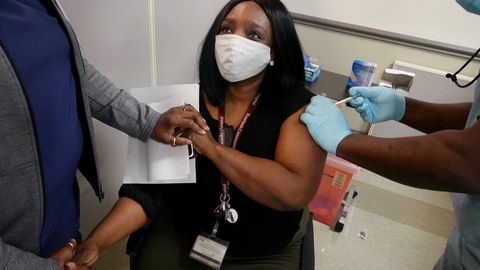 Amerikaliklarning 4 milliondan ortig‘i COVID-19’ga qarshi vaksinaning birinchi dozasi bilan emlandi