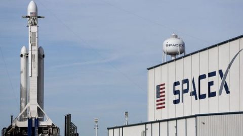 SpaceX kompaniyasi bortida rekord darajada ko‘p sun’iy yo‘ldosh bo‘lgan raketani uchiradi