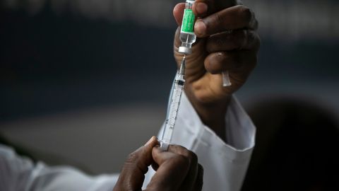 Немис мутахассислари AstraZeneca вакцинасини 65 ёшдан ошганларга тавсия этмади