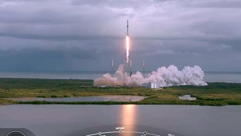 Falcon 9 eltuvchi raketasi bir yo‘la 143 ta sun’iy yo‘ldoshni orbitaga chiqardi (video)