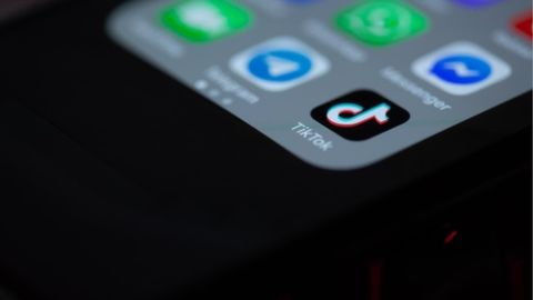 Italiyada TikTok’dagi xavfli chellenjni bajarishga qaror qilgan 10 yoshli qiz vafot etdi