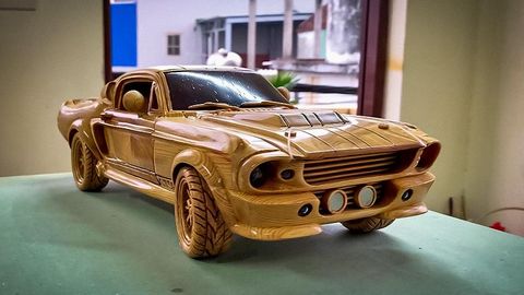 Ишлайдиган «подвеска»га эга ёғочдан ясалган Ford Mustang нусхаси сотувга қўйилди (видео)