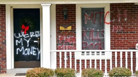 AQShda pandemiya to‘lovlarini 2 ming dollargacha oshirish rad etilganidan keyin siyosatchilarning uylariga hujum qilishdi