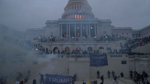 Трампни қўллаб-қувватлаш учун уюштирилган намойиш Капитолий штурми билан тугади. Тўрт киши ҳалок бўлди, яна бир нечаси тан жароҳати олди. Асосий маълумотлар