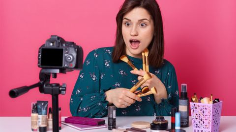 Atir uzoq turishi uchun vazelin va kosmetikadan pul tejashga yordam beradigan 15 layfxak