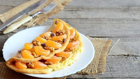 Nonushtaga yong‘oq va mandarinli shirin omlet pishiring