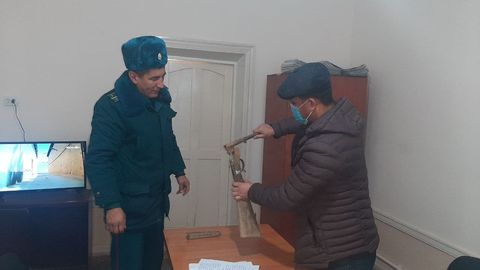 Otxona devorlarini buzayotganda miltiq topib olgan dehqonobodlik fuqaro qurolni o‘z ixtiyori bilan topshirdi