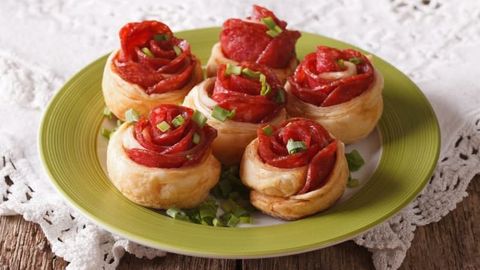 Kolbasa va pishloq bilan noodatiy mini-pitssa tayyorlab ko‘ring