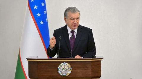 “Mobil telefon ko‘pincha yot mafkurani tarqatadigan qurolga aylanmoqda” – Shavkat Mirziyoyev