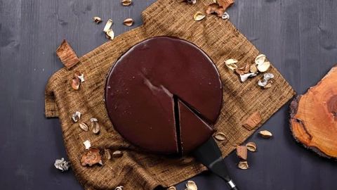 Pechda pishirish shart emas: atigi 4 mahsulot bilan shokoladli chizkeyk tayyorlab ko‘ring