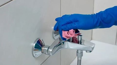 Xira, mog‘or va bug‘ bosgan plitkalar: hammomdagi muammolarni bartaraf etishda yordam beruvchi 5 ta layfxak (video)