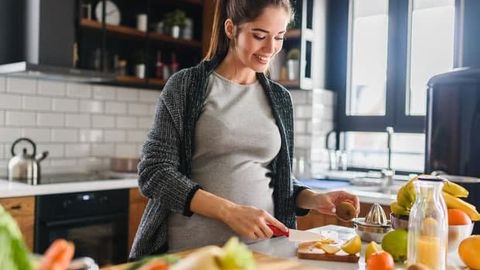 Ortiqcha vazn ayollarning homilador bo‘lishiga to‘sqinlik qiladimi? Shifokor javob beradi