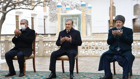 Foto: Shavkat Mirziyoyev Bahouddin Naqshband maqbarasini ziyorat qildi