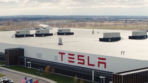 Tesla o‘z tarixida ilk bor yillik foyda olganini ma’lum qildi. Ammo kompaniya aksiyalari keskin pasayib ketdi