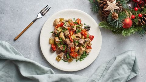 Olivyedan zerikkanlar uchun til go‘shtidan tayyorlanadigan noodatiy salat retsepti