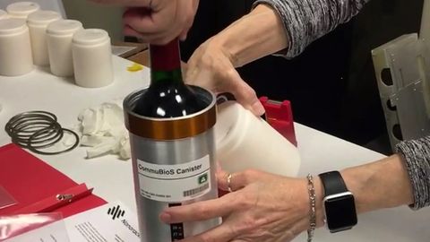 Kosmosdan Yerga 12 shisha fransuz vinosi “uchib keldi”