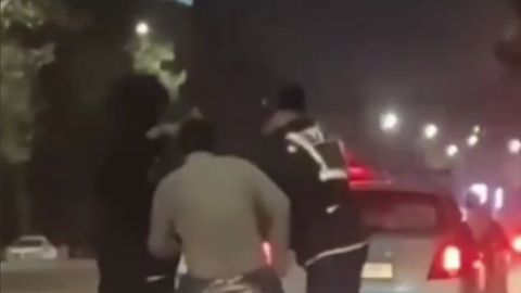 Тошкентда маст ҳайдовчи скутерда инспекторлардан қочишга уринди. Улар жисмоний куч ишлатишга мажбур бўлган