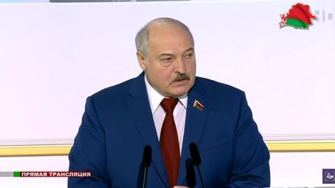 “Har daqiqa amerikaliklar kuzatuvi ostida bo‘lishni xohlaysizmi?”. Lukashenko smartfonlardan voz kechishga chaqirdi