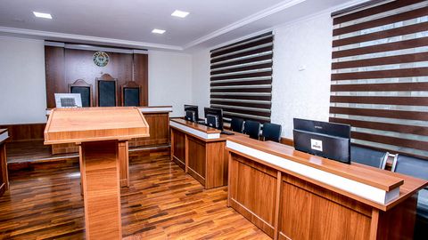 Andijonda 28 yoshli ayolning uyiga bostirib kirib, pul talab qilgan fuqarolarga sud hukmi o‘qildi