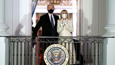 Jo Bayden Oq uyga nevarasi uchun belanchak olib keldi