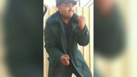“Maqsadimiz layk yig‘ish edi”. Sirdaryoda ichki ishlar xodimi kiyimida raqsga tushgan yigit 8 sutkaga qamaldi