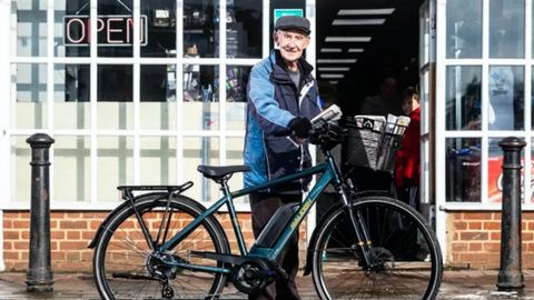 Britaniyada sog‘lig‘i sabab pensiyaga chiqmoqchi bo‘lgan 80 yoshli gazeta tarqatuvchiga elektrovelosiped sovg‘a qilindi. Endi u o‘zining sevimli ishini davom ettira oladi