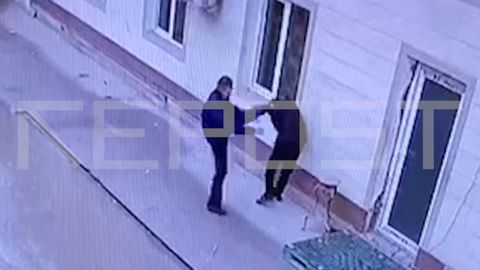 Farg‘onalik tadbirkor telefonda qizi bilan yozishgan 14 yoshli o‘quvchini kaltakladi (video)