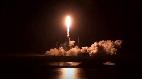 SpaceX raketasi 60 ta internet sun’iy yo‘ldoshi bilan koinotga uchirildi (video)