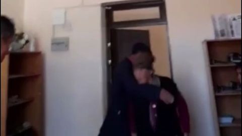 Qashqadaryoda nevarasini urgani uchun o‘qituvchini haqoratlab, unga tarsaki tushirgan ayolga nisbatan sudga da’vo arizasi kiritiladi