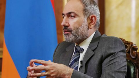 Арманистон Бош штаби Пашиняннинг истеъфосини талаб қилди. Унинг ўзи буни ҳарбий тўнтаришга уриниш деб атади ва тарафдорларини намойишга чиқишга чақирди
