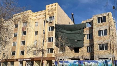Нукусда камчилиги аниқланган кўп қаватли уйнинг девори бузиб ташланди