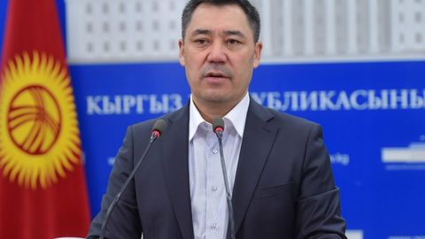 Қирғизистон президенти ўз портретини давлат идораларига осмасликни тавсия қилди