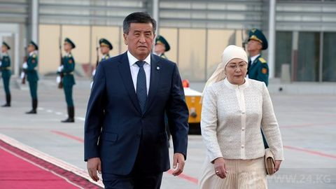 Qirg‘iziston sobiq prezidenti So‘ronboy Jeenbekov rafiqasi bilan Umra safariga jo‘nab ketdi