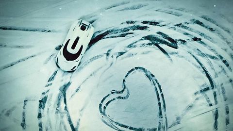 Видео: Қорда юрак расмини «чизаётган» 1500 от кучига эга Koenigsegg Regera