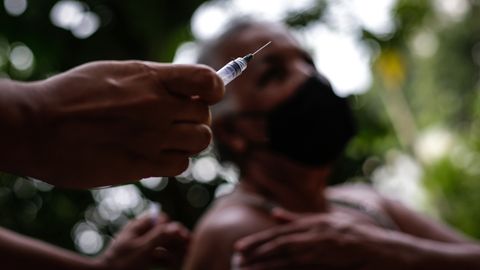 Коронавирусга қарши эмланишдан бош тортганлар Ватиканда ишдан ҳайдалади, Индонезияда эса жаримага тортилади