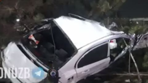 Namanganda 20 yoshli yigit boshqaruvidagi Lacetti katta tezlikda reklama ustuniga borib urildi. Haydovchi va ikki nafar yo‘lovchi voqea joyida vafot etgan