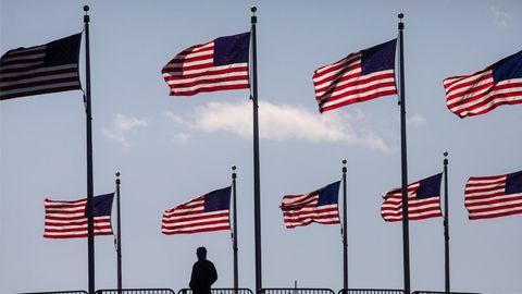 АҚШ ФҚБ президент сайловига аралашишда айбланаётган россиялик ҳақидаги маълумот учун 250 минг доллар мукофот ваъда қилди