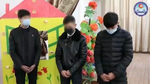 Самарқандда мактаб дарслигини ерга отиб, ахлоқсиз ҳаракатлар қилган уч нафар ўқувчи ИИБ рўйхатига олинди
