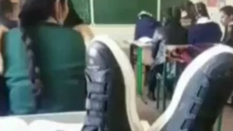 Самарқандда дарс пайтида оёғини парта устига қўйиб ўтирган мактаб ўқувчиларининг ота-оналари жаримага тортилди