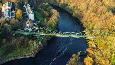 “Hech qachon, hech qachon, hech qachon taslim bo‘lmang”. Shotlandiyada noma’lum shaxs insonlarning osonroq yashashiga yordam berish uchun ko‘priklarda taskin beruvchi yozuvlarni qoldirmoqda