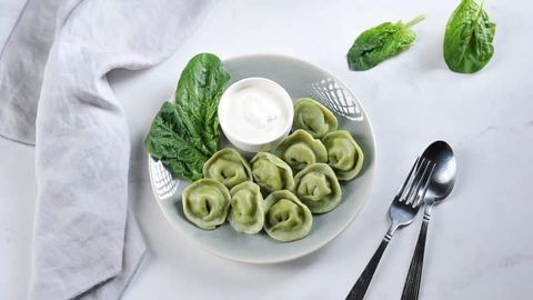 Исмалоқ ва қиймадан витаминларга бой чучвара тайёрлаймиз