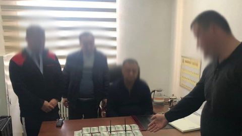 Samarqandda IIB amaldoriga 1500 dollar pora bergan fuqaroga jinoyat ishi qo‘zg‘atildi