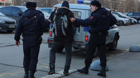 Коронавирусга чалингани туфайли Ўзбекистонга қайта олмаган мигрант бутун Россияни портлатиш билан таҳдид қилди