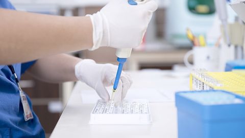 Britaniyada koronavirusning yangi shtammi aniqlandi, u yana 10 ta mamlakatga tarqalishga ulgurgan