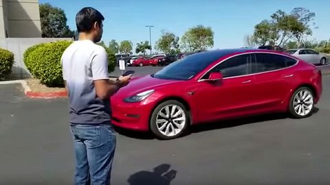 АҚШда аёл ҳайдовчи ўз эгаси томон ҳаракатланаётган Tesla Моdel 3’ни қувиб етиб, уни тўхтатиб қолди (видео)