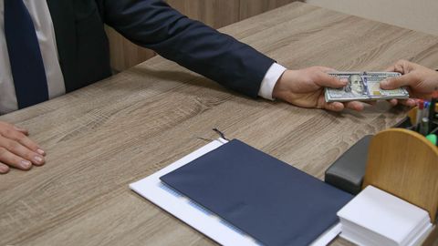 Чирчиқда 4 минг доллар эвазига ўқишга киритиб қўйишни ваъда қилган кафедра мудири ушланди