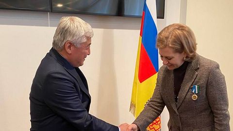 O‘zbekiston sog‘liqni saqlash vaziri “Rospotrebnadzor” rahbariga “Mehr-saxovat” ko‘krak nishonini topshirdi