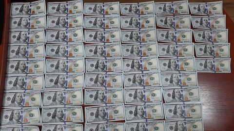 Zangiotada qalbaki 5 ming dollarni muomalaga kiritmoqchi bo‘lgan shaxslar ushlandi