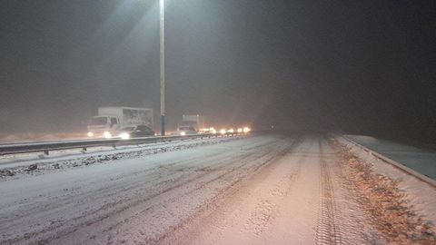 Qamchiq dovoni qor ko‘chishi xavfi sabab yopildi. Haydovchilardan ortga qaytish so‘ralmoqda