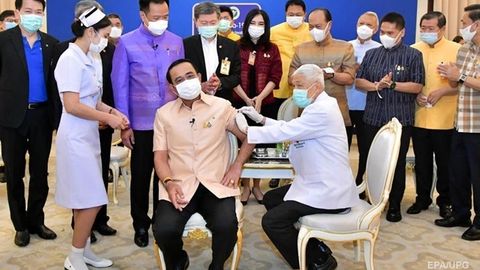 Таиланд бош вазири коронавирусга қарши AstraZeneca вакцинаси билан эмланди